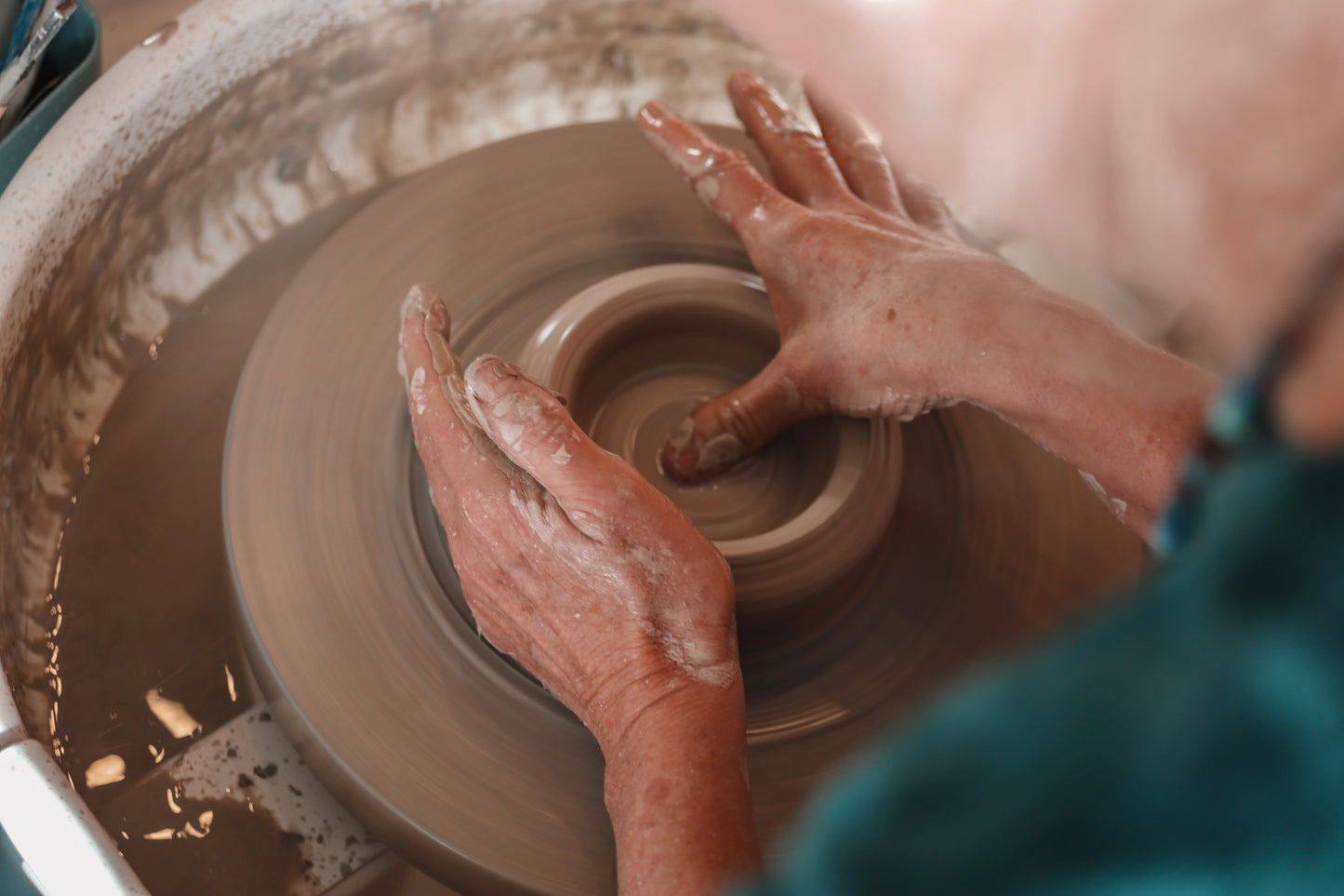 Ouder & kind workshop: pottenbakken op de draaischijf